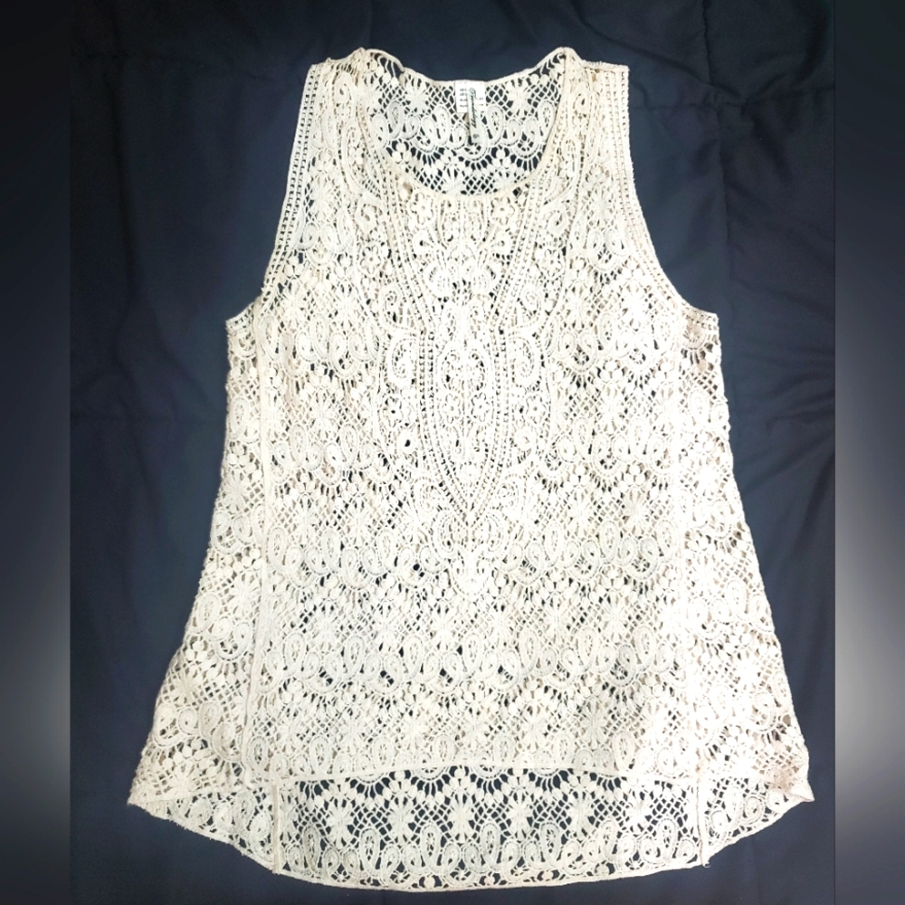 LIKE NEW EMBROIDERED BLOUSE LAY OVER